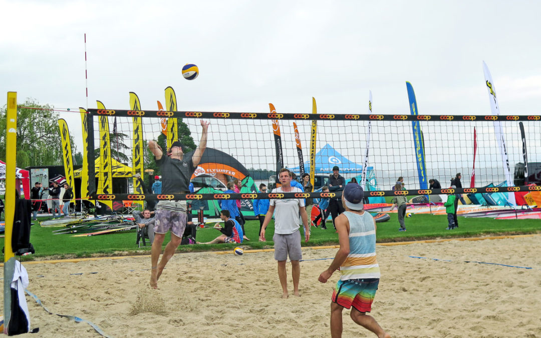 Surfen, Beachvolleyball und Strandparty