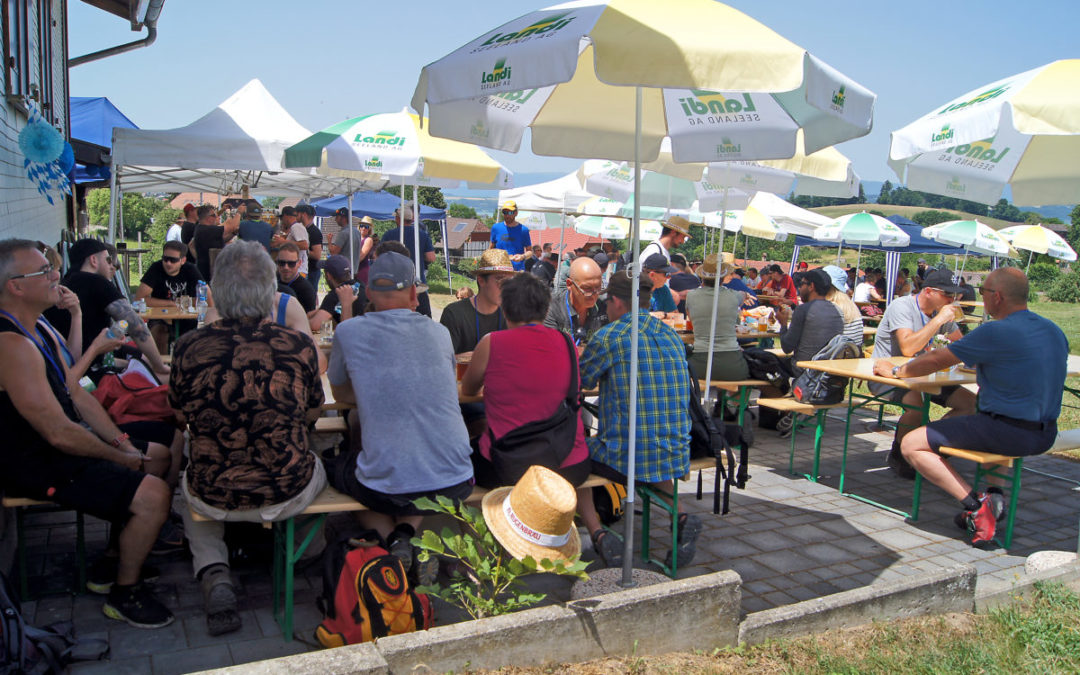 Bierwanderer unterwegs mit Sack und Pack