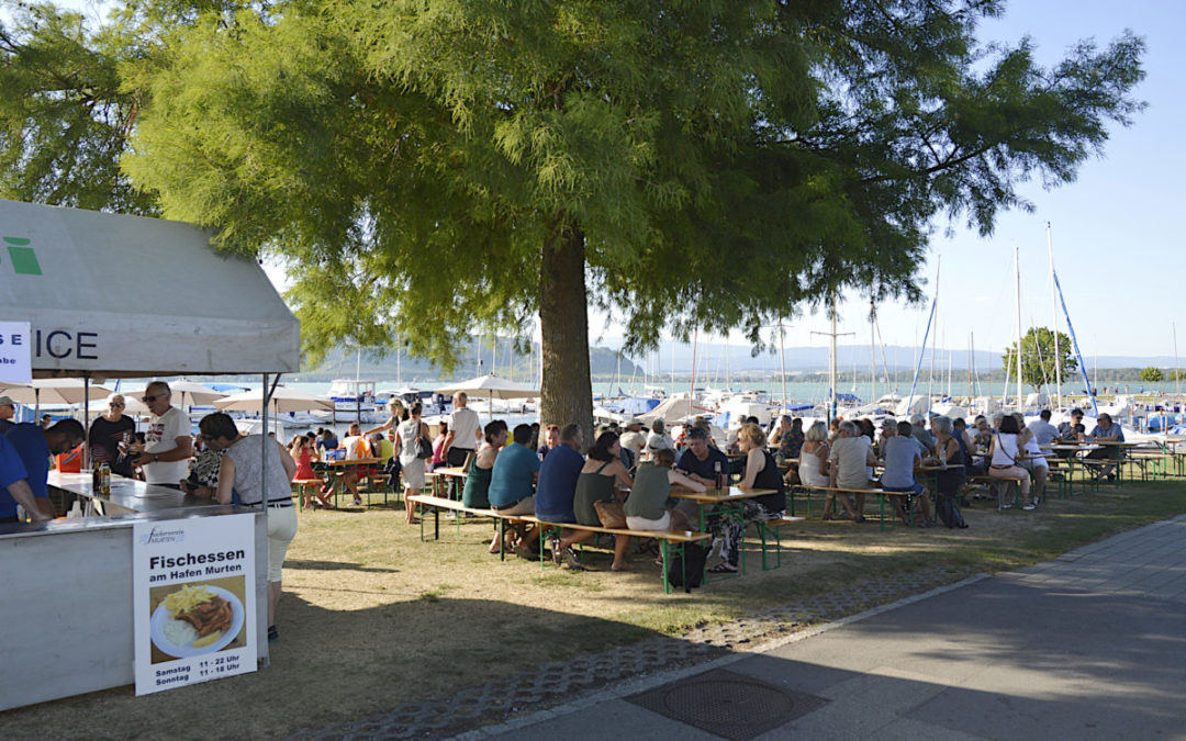 Traditionelles Fischessen am Hafen Murten