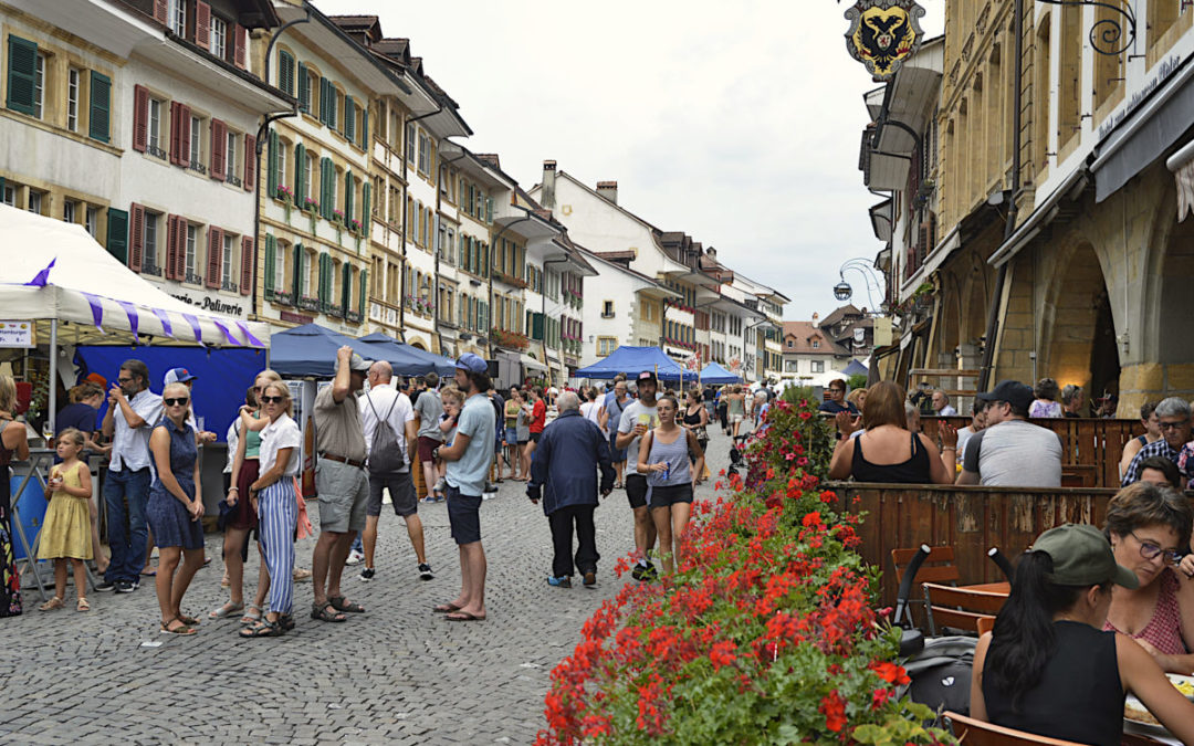 Tolles Gassenfest in der Altstadt von Murten
