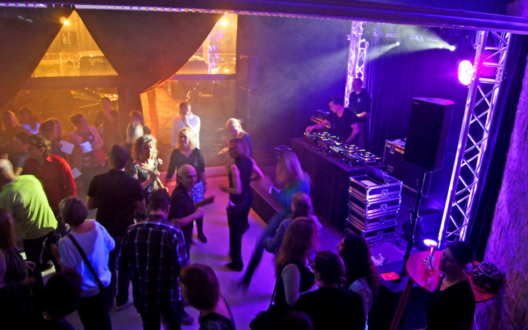 Fröhliche und ausgelassene Tanznacht Ü40
