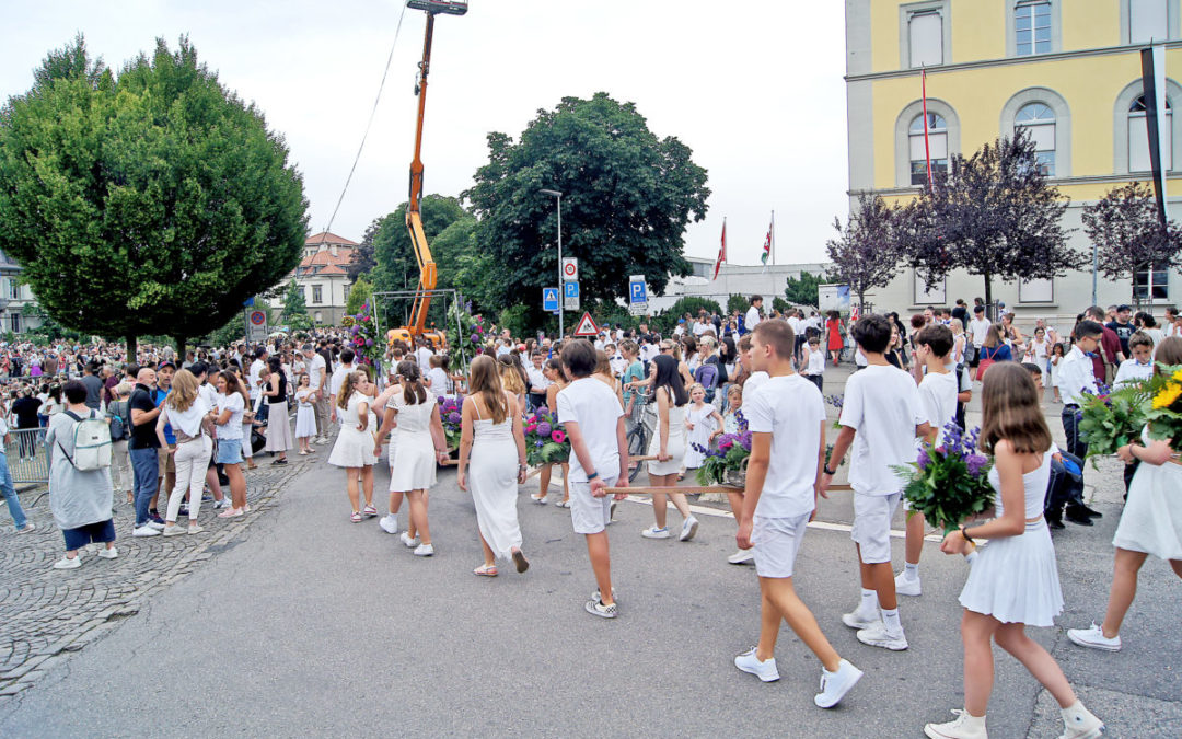 Buntes Treiben hinter den Kulissen
