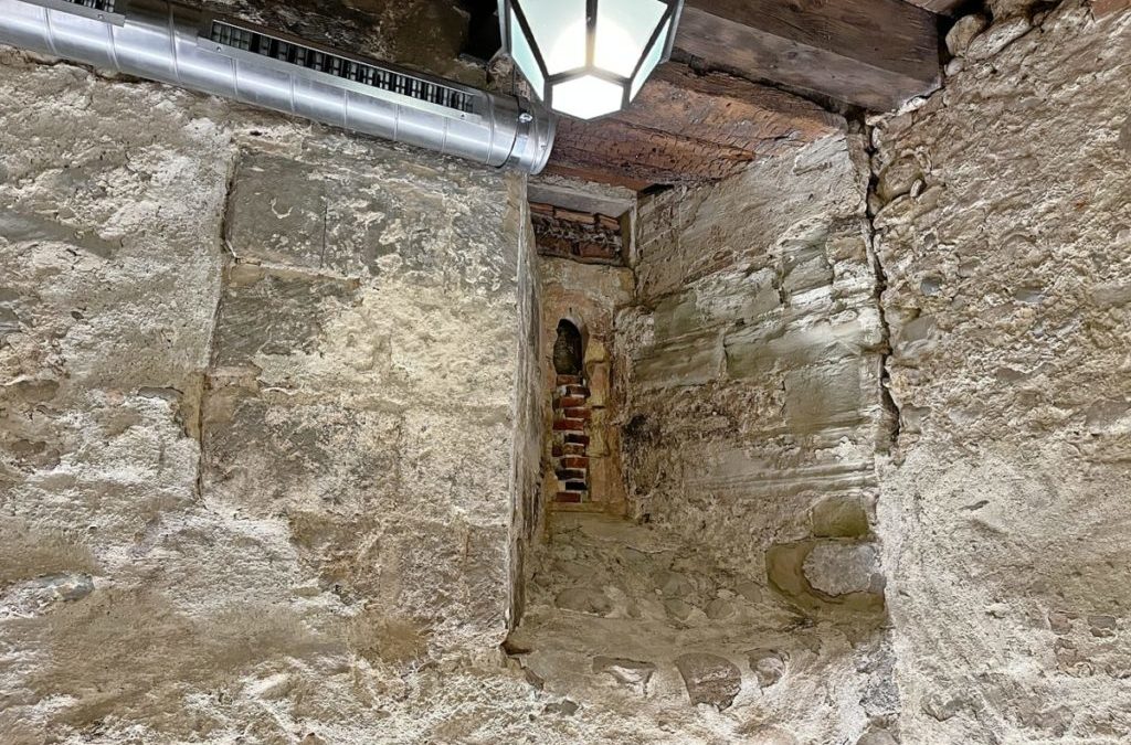 Murtner Stadtmauer im Weinkeller