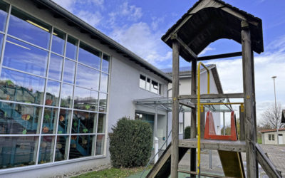 Stolzes Preisschild für Schulerweiterung