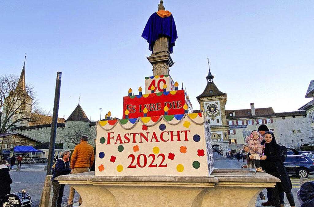 Brunnen sind fastnächtlich dekoriert