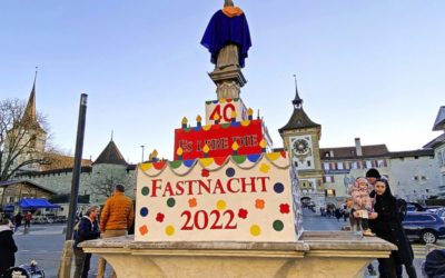 Brunnen sind fastnächtlich dekoriert