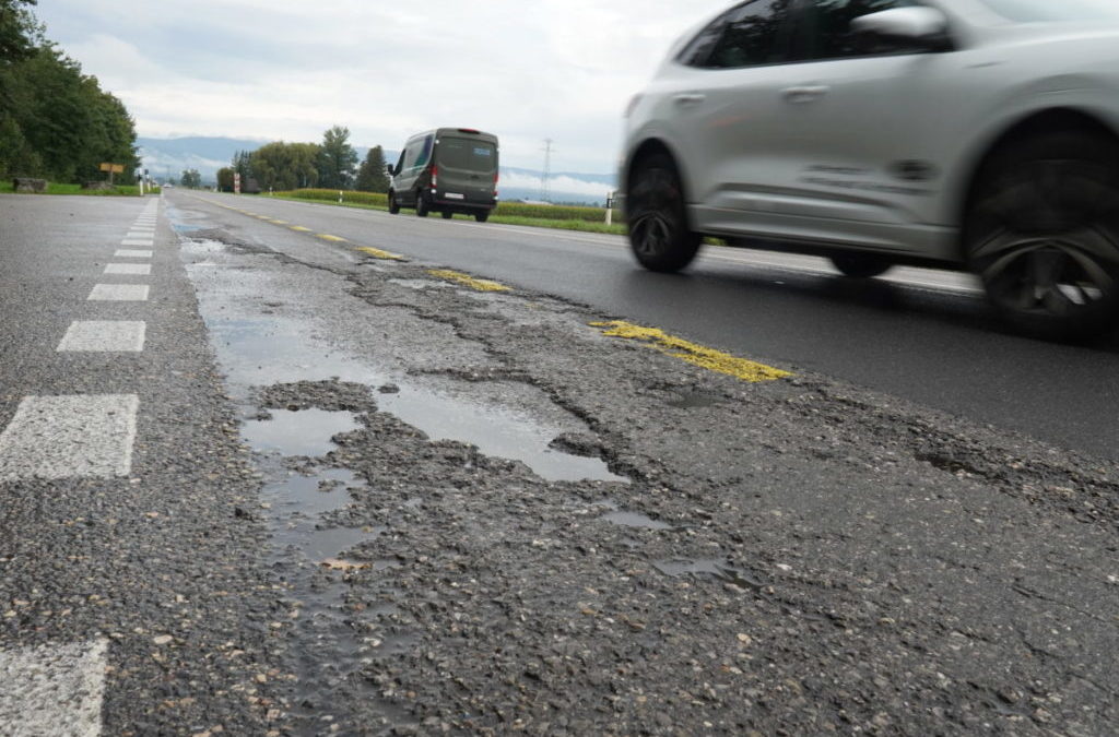 Nun erhält die viel befahrene Moosstrasse einen neuen Belag