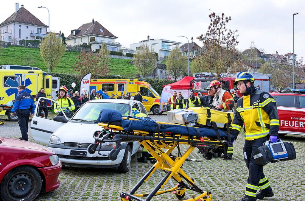 Notfalldienste führen Rettungsaktionen vor