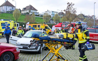 Notfalldienste führen Rettungsaktionen vor