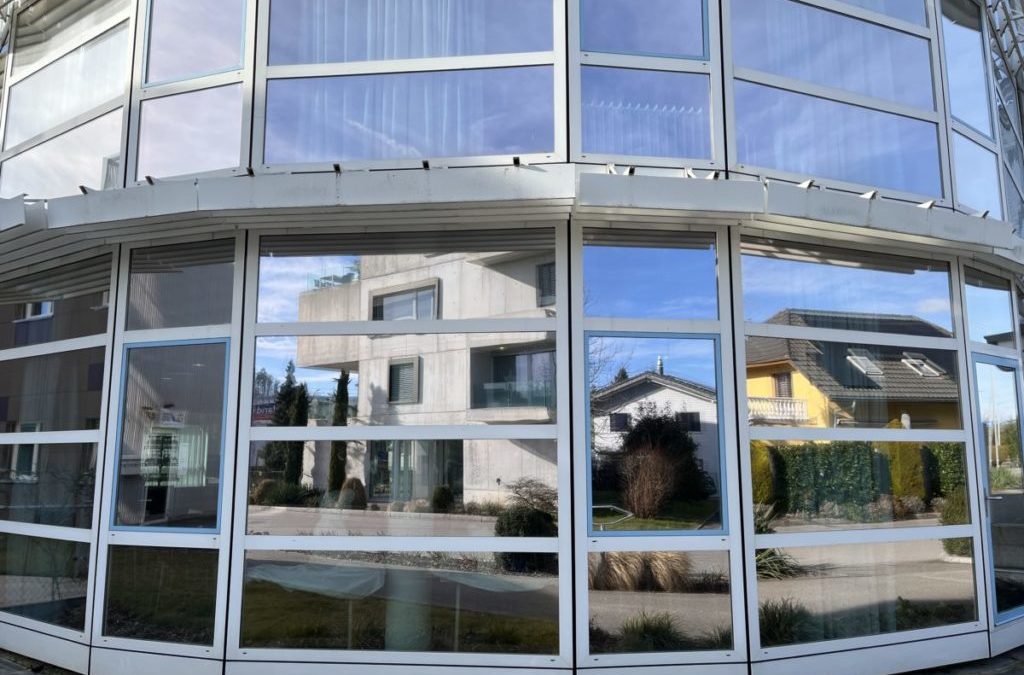Inwieweit kann man Heimbetten durch Pflege zu Hause ersetzen?