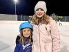 Lia und Livia nutzen den  letzten Abend der Eissaison.