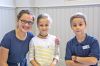 Fleissige Helfer am Kuchenbuffet: Yaël Steiner sowie Amanda und Romeo von Siebenthal, Murten