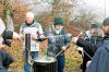 Mit langen Gabeln tunkten die Lurtiger die Brotstücke in grosse Fonduekessel.