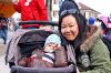 Noch müde von der Anreise: Xiaowan Liu Sachse mit Alexander, Schwarzenburg