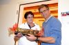 Gratulation zur 50. Blutspende: Samariterin Klara Sommer mit Karl-Heinz Camp, Murten