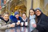 Ein Becher Glühwein zum Aufwärmen: Irena und Angela  Moosmann, Wallenried, Valentina Ringier, Murten, sowie Anja und Brigitte Gauch, Tafers