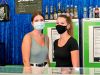 Fleissig und gut geschützt hinter dem Tresen:  Janine Kedros und Victoria Etter