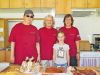 Die Sympathisants Dominique Leuenberger, Ilse Gerzner mit Grosskind Miliana Siffert und Esther Kopp am Kuchenbuffet