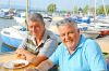 Rolf Maccaferri und Peter Boschung geniessen den Platz am See.     