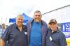 Der aktuelle Schwingerkönig Chrigu Stucki (M.) aus Lyss posierte gut gelaunt zusammen  mit den Organisatoren Hans-Ruedi Zwahlen, Murten, und Heinz Kramer, Galmiz.
