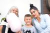 Der Kleine mag Zuckerwatte und Grimassen: Adriana Vardon, Billens, und Adriana Del Aguila mit Kalvin, Sugiez