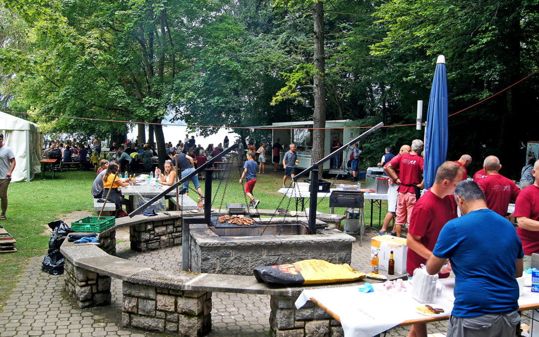 Köstlicher Grillplausch unter den Bäumen